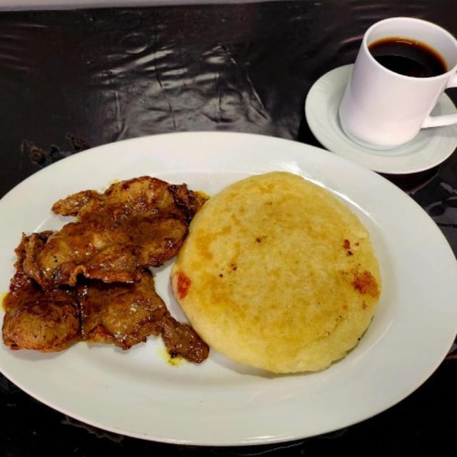 Tortilla de Yuca con carne y café.
